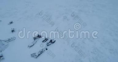 无人机拍摄的蒙古包在北极的中部，驯鹿和雪橇在蒙古包旁边。
